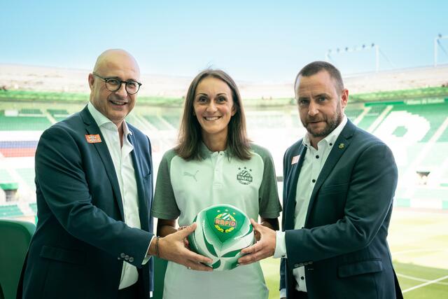 Marcus Knipping (Geschäftsführer Wirtschaft, SK Rapid), Katja Gürtler (ab September gemeinsam mit Matias Costa Leitung des Projekts Mädchen- und Frauenfußballs) und Steffen Hofmann (Geschäftsführer SK Rapid) (v.l.). | Foto: SK Rapid | Red Ring Shots