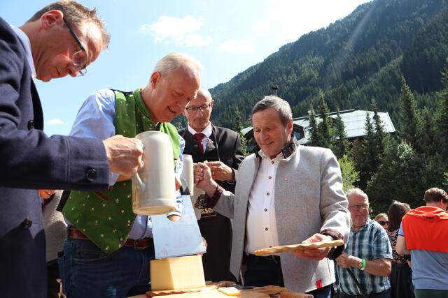 Martin Sieberer schnitt professionell den Almkäse aus dem Paznaun. | Foto: Elisabeth Neuner