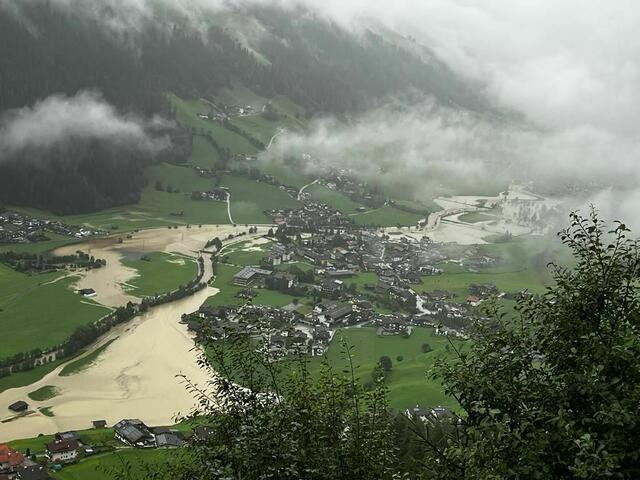 Land unter im Stubai um die Mittagszeit am Montag. | Foto: privat