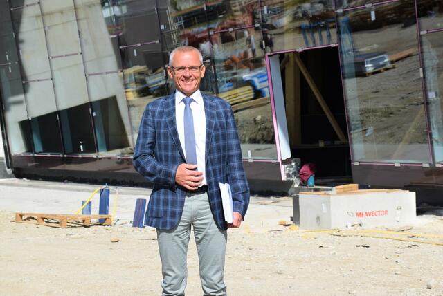 Finanzstadtrat Heinz Ettlinger vor der Amstettner Bad-Baustelle. | Foto: Stadt Amstetten