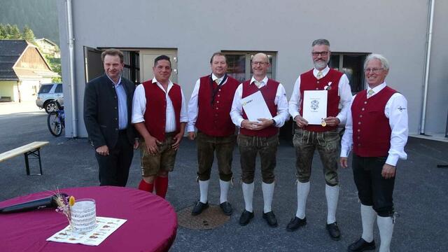 Beim großen Sommerkonzert des Musikvereins in Lackenhof am Ötscher wurden die langjährigen Mitglieder vor den Vorhang geholt. | Foto: Musikverein Lackenhof