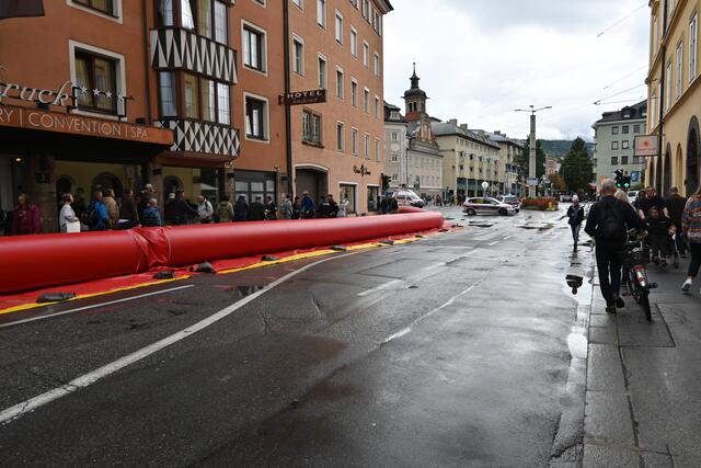 Hochwasserschutzmaßnahmen in Innsbruck am Marktplatz. | Foto: Königer