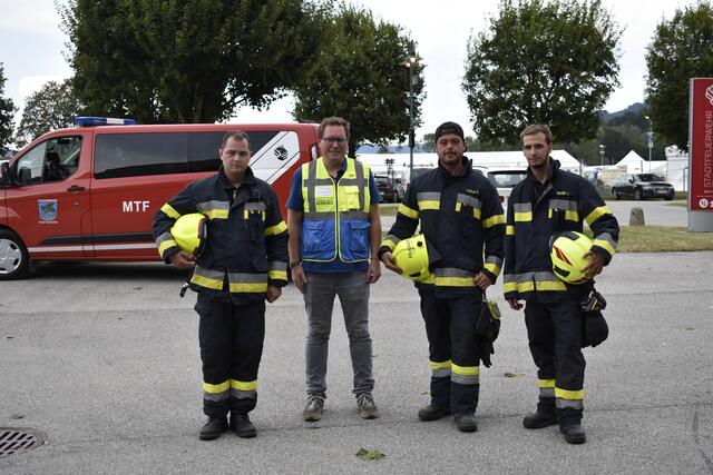 Gemeinde-Zivilschutzleiter Paul Stöckl mit Kameraden der Feuerwehr Bleiburg vor dem Rüsthaus beim Marktgelände | Foto: RegionalMedien