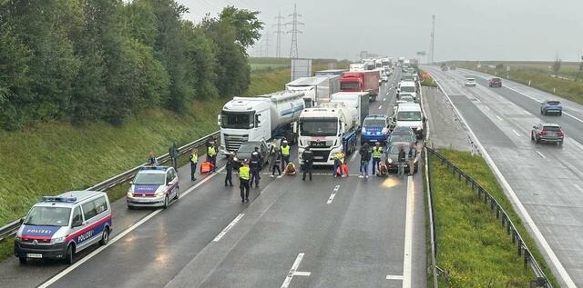 Am Dienstag blockierten Klimakleber die A1 bei St. Pölten. Am Tag davor blockierten sie den Europaplatz. | Foto: Doku NÖ