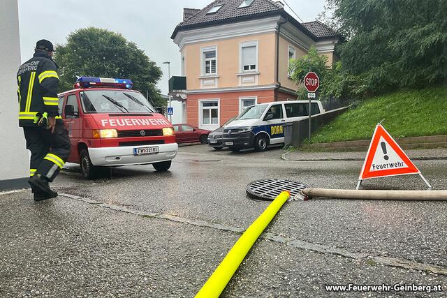 Das Kanalsystem in Geinberg stieß an seine Grenzen.  | Foto: FF Geinberg