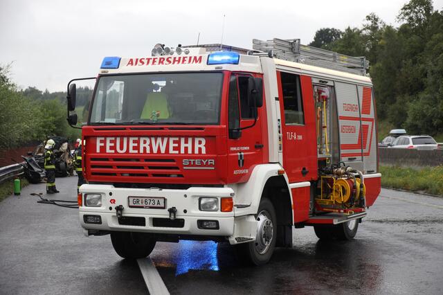 Zahlreiche Feuerwehren ruckten aus, um mitzuhelfen. | Foto: Laumat.at/Matthias Lauber