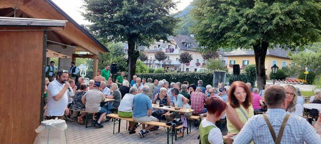 Beim Dorffest in Wörschach herrschte nicht nur gute Stimmung, es wurde auch das traditionelle Maibaum-Umschneiden abgehalten. | Foto: KK