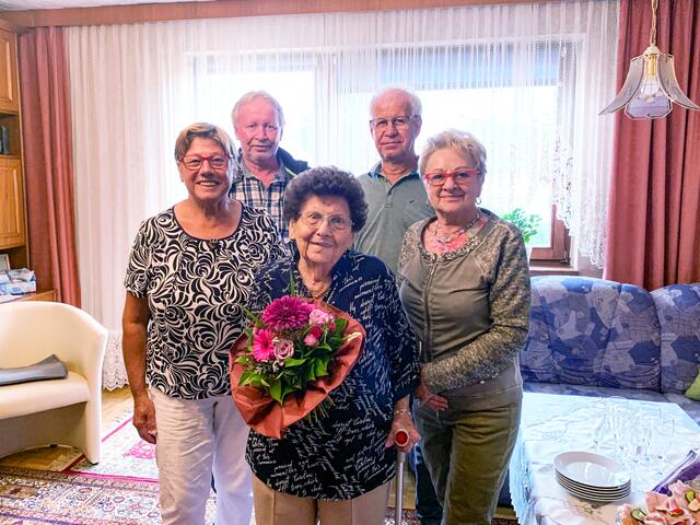 v.l.n.r.: Bürgermeisterin Josefa Geiger, Helmut Spärk, Jubilarin Elfriede Spärk, Christian Spärk, GR Melitta Linzberger | Foto: Marktgemeinde Sieghartskirchen