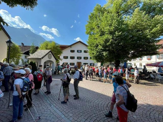 Vom Dorfplatz ausgehend standen verschiedene Wanderungen zur Auswahl. | Foto: Seniorenbund/Falger