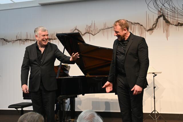 Malcolm Martineau (Klavier, v.l.) und Günther Groissböck (Bass) erhielten für ihre Leistung für minutenlangen Applaus und Bravorufe aus dem Publikum. | Foto: Martin Schöndorfer, 2023