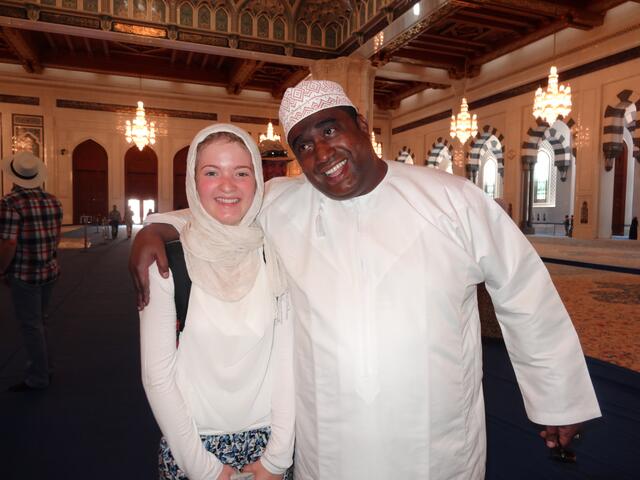 Obfrau Katharina Bruckgraber und der Reisebegleiter Adel im Oman