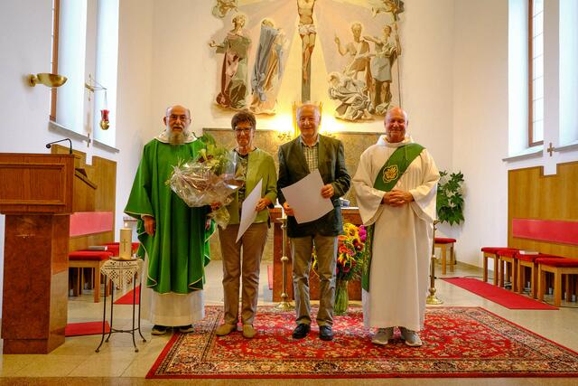 Gerti und Wilfried Gruber erhietlen ein bischöfliches Dank- und Anerkennungsschreiben. | Foto: zVg