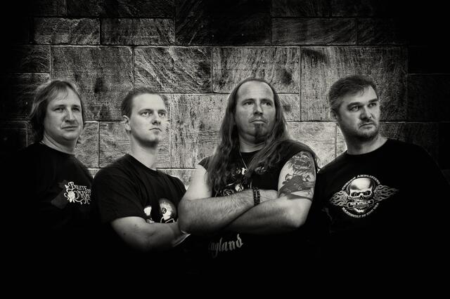 Die Blackroses mit  Martin Brandl (Gitarre), Georg  Rossmann (Schlagzeug), Sieghard Hatberger (Gesang und Bass) und Christian Schranz (Gitarre).  | Foto: Privat