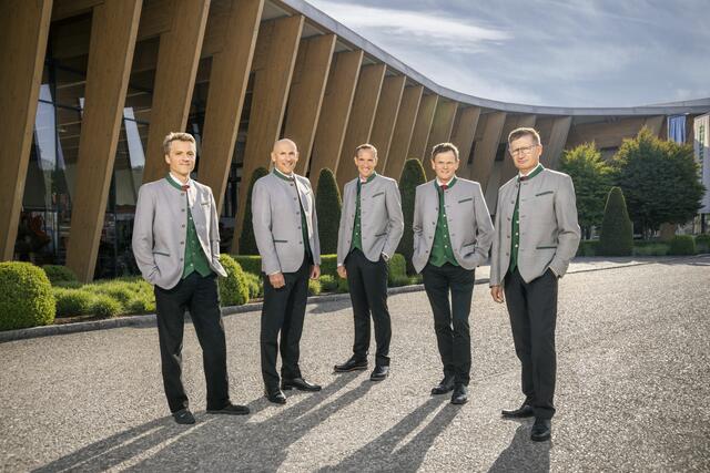 v.l.: Wolfgang Moser, Gregor Dietachmayr, Jörg Lechner, Herbert Wagner und Markus Baldinger zeigen sich begeistert vom ständigen Wachstum.
 | Foto: 2023 Pöttinger Landtechnik GmbH