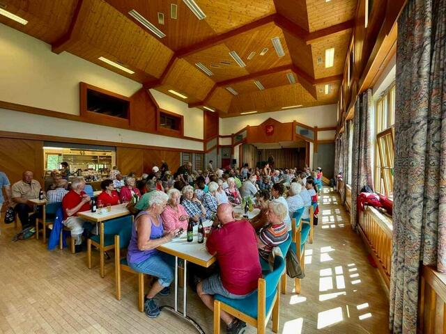 Geselliges Beisammensein im Gemeindesaal von Stanzach. | Foto: Seniorenbund/Falger