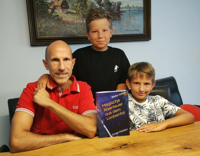 Stefan Eisner und seine Söhne mit ihrem Buch. | Foto: Eisner