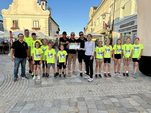 Jugendtrainer Franz Mürwald, Jugendtrainer Mario Sitz, Obmann des LT Gmünd Bernhard Bock, Kassier Armin Kollenz, Obmann-Stellvertreter Christian Weissensteiner und Sophie Grabner von Helvetia mit den Nachwuchssportlern. | Foto: Helvetia