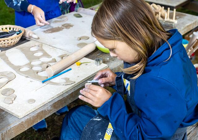 In der Keramikwerkstätte konnten die Teilnehmer:innen ihrer Kreativität freien Lauf lassen. | Foto: Wolfgang C. Retter/Spielfeld Kultur