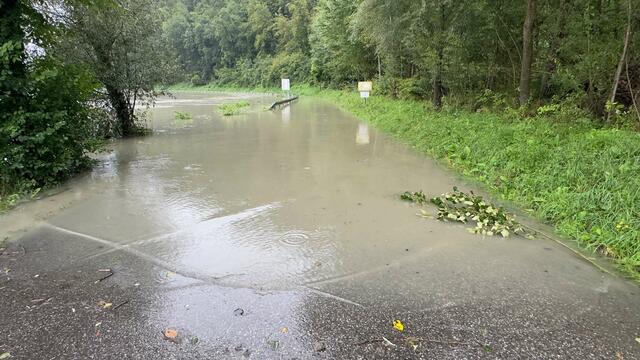 An einigen Stellen steht das Wasser bereits auf der Straße. | Foto: DOKU NÖ