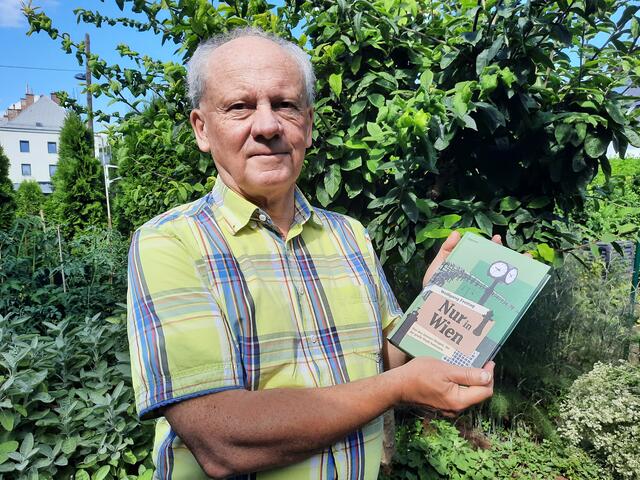 Der Donaustädter Autor und Journalist Wolfgang Freitag präsentiert stolz sein neuestes literarisches Werk. | Foto: Conny Sellner