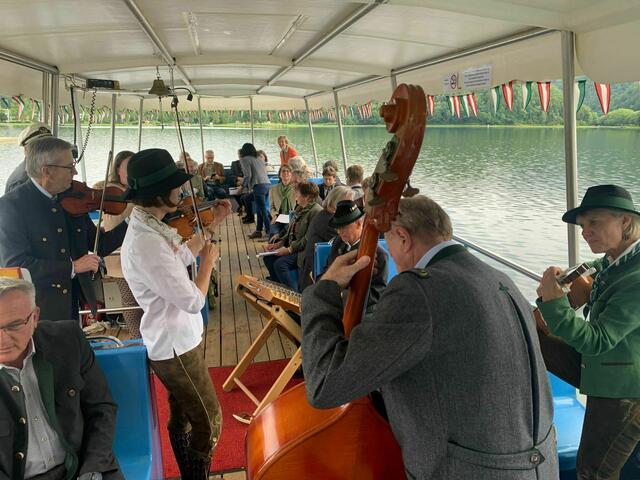 Beste Laune herrschte am Stubenbergsee beim Besuch der Volksmusikgruppe "Gutenberg Streich" auf dem Elektroboot. | Foto: Tourismusverband Oststeiermark