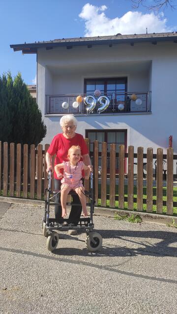 Theresia Groß mit Urenkelin Ella am 99. Geburtstag im Jahr 2022. | Foto: Aloisia Groß
