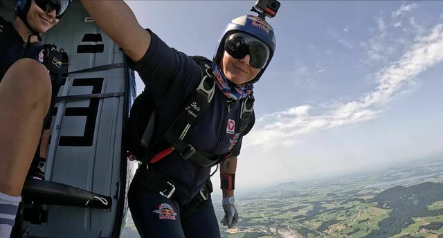 Sophie Grill beim Absprung.  | Foto: HSV Red Bull Salzburg