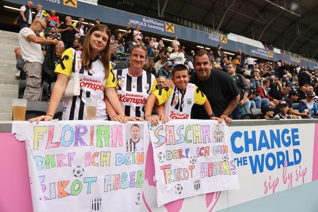 Wird der Wunsch erfüllt? Florian Flecker und Sascha Horvath sind bei den jüngsten LASK-Fans heiß begehrt. | Foto: Reischl