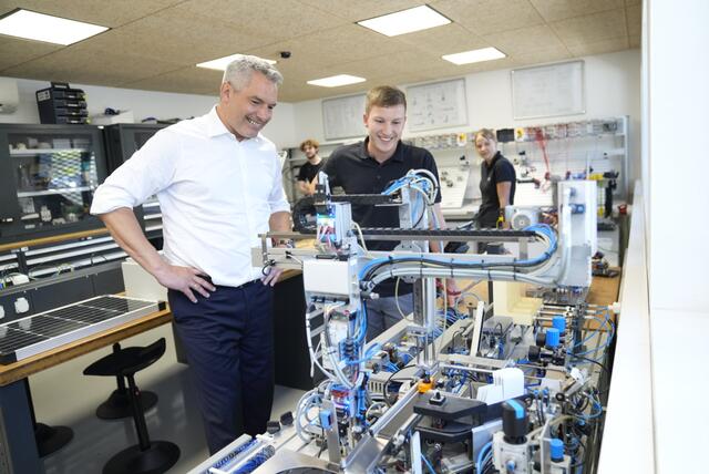 Bundeskanzler Karl Nehammer besuchte die Lehrlinge der Firma Welser Profile in Gresten | Foto: ÖVP NÖ