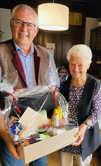 Bgm. Franz Dam mit Jubilarin Hildegard Mayerhofer | Foto: Marktgemeinde Absdorf