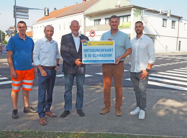 v.l.n.r.: Sascha Hartl (Straßenmeisterei Bruck/L.), DI Harald Kaufmann (Leiter der NÖ Straßenbauabteilung Tulln), Wolfgang Zistler, Jürgen Maschl (Bgm. von Schwadorf), Matthias Fuchs (Leiter-Stv. der Straßenmeisterei Bruck/L.). | Foto: NÖ STD