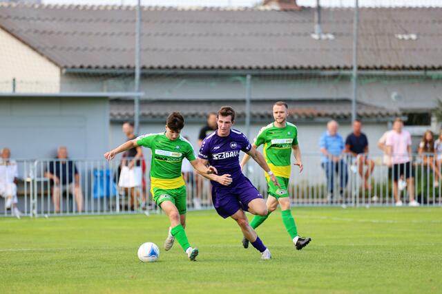 Nedim Tekesic (l.) und seine Trauner Kicker wussten zu Saisonbeginn mit drei Siegen zu überzeugen. | Foto: Reischl