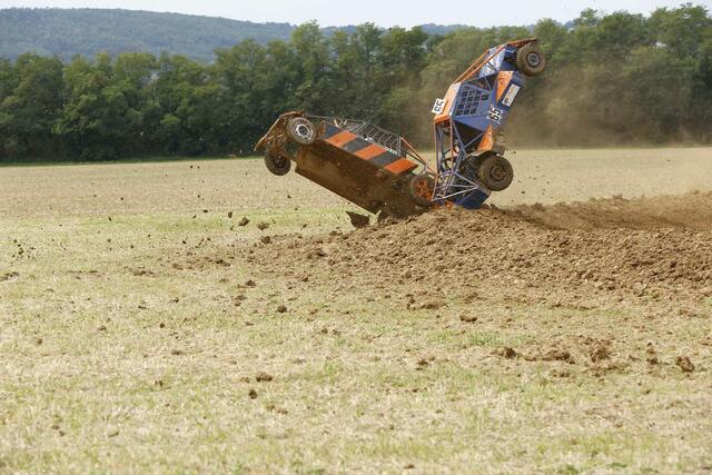 Spektakuläre Stunts gab es bei den Rennen. | Foto: Heinrich Seper