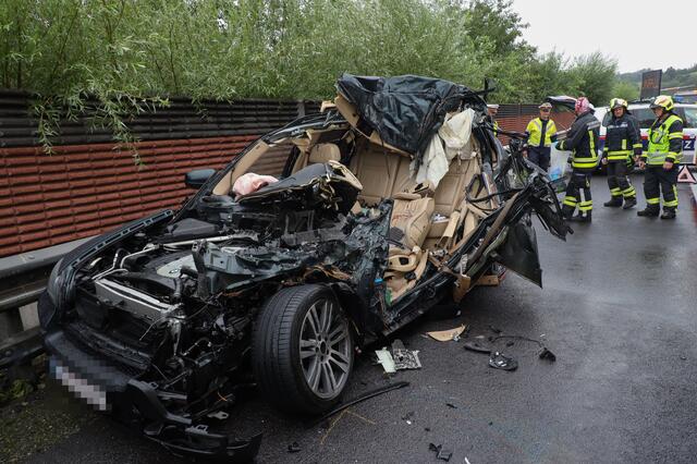 Das Auto des 26-Jährigen war nicht mehr wiederzuerkennen. | Foto: Laumat.at/Matthias Lauber