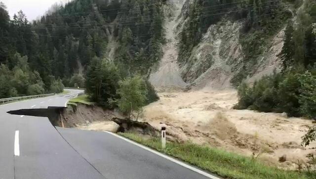 Straße wurde im Ötztal weggerissen | Foto: ZOOM.TIROL