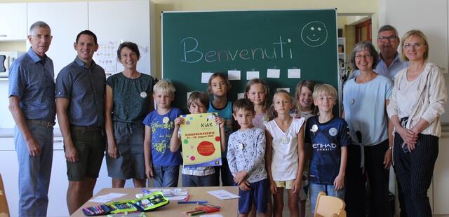 Italiano per Bambini: Schulobmann Ferdinand Klimka, Bgm. Jürgen Rummel, VHS Leiterin Renate Nöhrig, Kursleiterin Irene Mondon-Stutterecker, MS-Dir. Thomas Pölzl, STR Maria Rigler und die Kinder der KiAK. | Foto: VHS Neulengbach