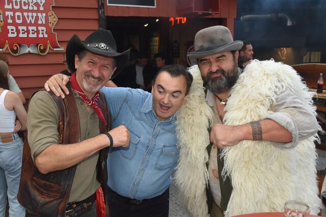 Das haut hin ... wenn der Sheriff und Buddy einen Redakteur motivieren wollen ;) | Foto: Michael Strini