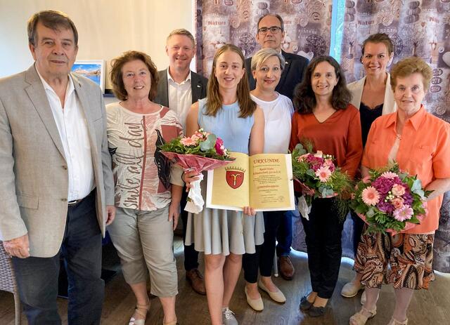  Bürgermeisterin Claudia Schlager und einige Vertreter*innen der Stadtgemeinde Mattersburg, mit drei Generationen der Firma Radel &amp; Hahn bei der Stadtwappenverleihung. | Foto: Stadtgemeinde Mattersburg