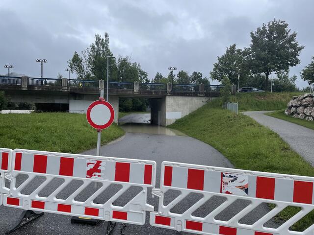 Das Hochwasser richtete kaum Schäden an, hier wurde sicherheitshalber eine Unterführung gesperrt. | Foto: Reichel