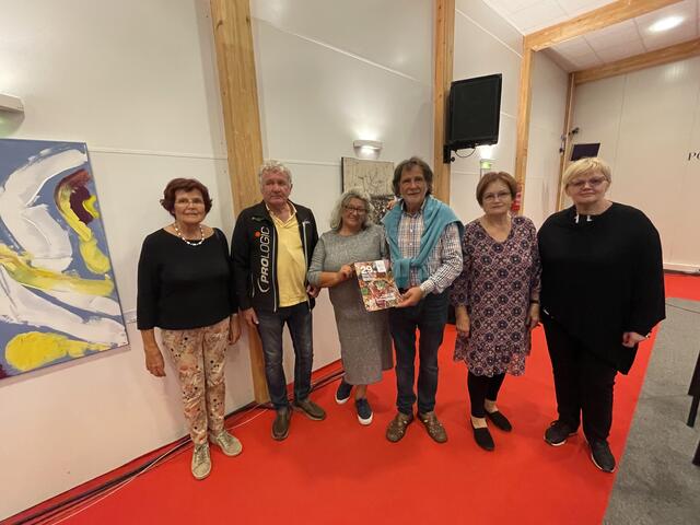 Dana Strucelj und Gerhard Guttmann (M.) und Co. zeigten einen Teil der Werke der Malerwoche.