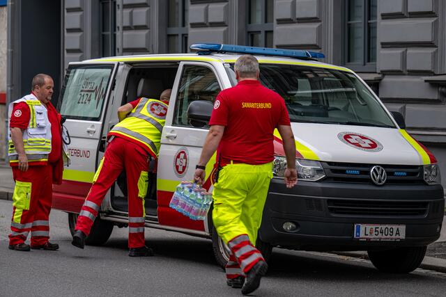 Die Geschleppten, zum Großteil türkische Kurden, wurden sofort mit Getränken versorgt und die Rettung gerufen. | Foto: Fotokerschi.at/Werner Kerschbaummayr