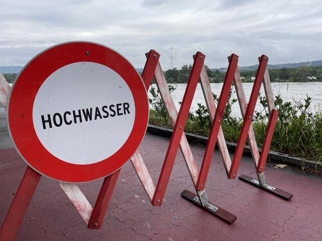 Seit gestern sind die Zufahrtsstraßen zur Donau in Korneuburg sowie der Treppelweg beim Tuttendörfl gesperrt. Noch heute Vormittag sollen die Sperren wieder aufgehoben werden. | Foto: Sandra Schütz