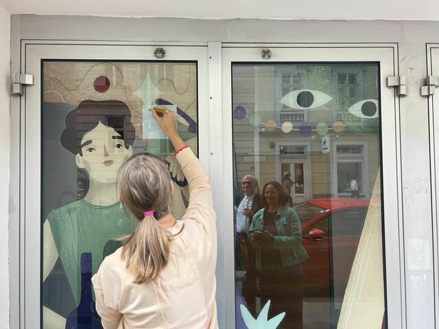 Mit ihrer Signatur wurde das Werk bei der Eröffnung vollendet. | Foto: Petra Sturma