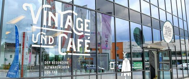 "Vintage und Café" – in Traun wird bestes Secondhand-Shopping mit Gemütlichkeit verbunden. | Foto: BAV Linz-Land