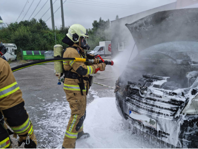 Unter Einsatz von schwerem Atemschutz löschte heute Vormittag die FF Eugendorf einen brennenden Kleintransporter. | Foto: FF Eugendorf