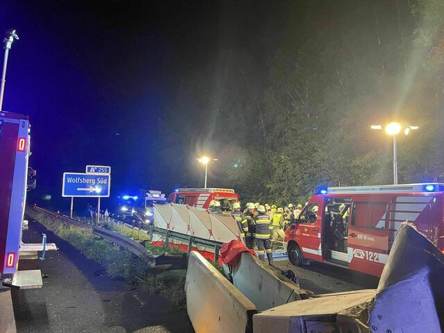 Der Lenker musste mittels Bergeschere aus dem total beschädigten Fahrzeug geborgen werden. Der eingetroffene Notarzt konnte nur mehr den Tod des 38-Jährigen feststellen. | Foto: FF St. Andrä