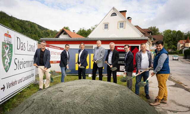 Unter den Ehrengästen des Spatenstichs waren unter anderem Karl Rudischer und Anton Lang. | Foto: Land Steiermark/Resch