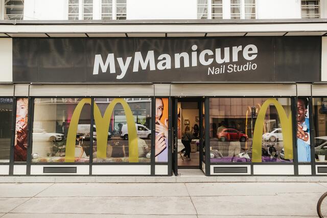 Um den Launch der fünf streng limitierten Nagellacke in den Farben der beliebtesten McDonald’s Saucen gebührend zu feiern, eröffnete man am 29. August das erste McDonald’s Pop-Up Nagelstudio weltweit. | Foto: Philipp Lipiarski / www.lipiarski.com