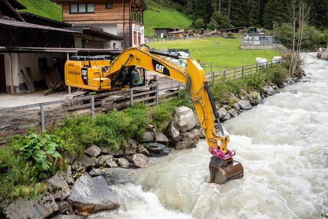 Die Aufräumarbeiten in Jerzens (Ortsteil Ritzenried) laufen auf Hochtouren.  | Foto: Land Tirol / Christanell