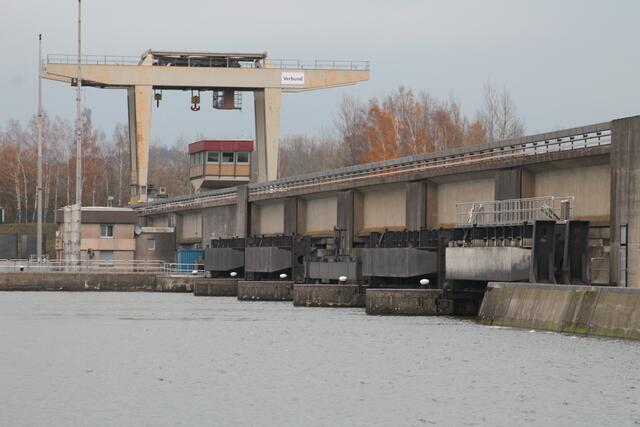 Die Durchschleusung eines Schiffes durch das Kraftwerk ist spannend zu beobachten. | Foto: BRS